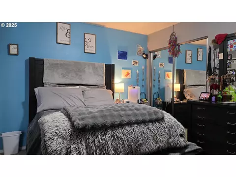 Bedroom - 934 S 46th St, Springfield, OR 97478 photo 2 of 4