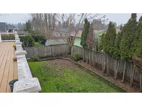 Exterior - 934 S 46th St, Springfield, OR 97478 photo 8 of 12