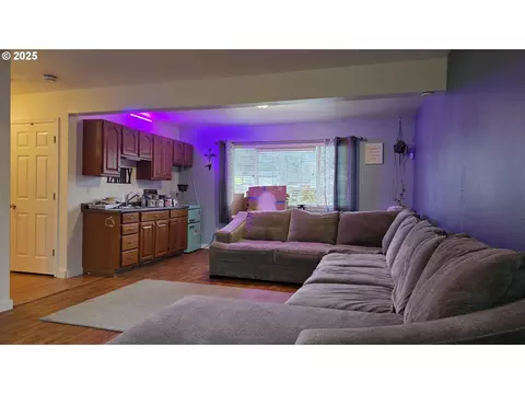 Living - 934 S 46th St, Springfield, OR 97478 photo 4 of 5