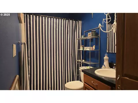Bath - 934 S 46th St, Springfield, OR 97478 photo 2 of 2