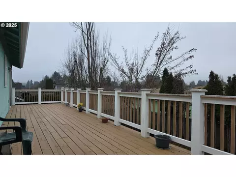 Exterior - 934 S 46th St, Springfield, OR 97478 photo 7 of 12