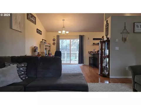 Living - 934 S 46th St, Springfield, OR 97478 photo 2 of 5