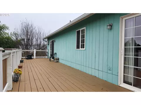 Exterior - 934 S 46th St, Springfield, OR 97478 photo 5 of 12