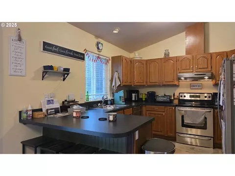 Kitchen - 934 S 46th St, Springfield, OR 97478 photo 2 of 2