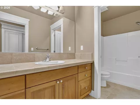 Bath - 2427 SElliott Dr, Gresham, OR 97080 photo 3 of 4