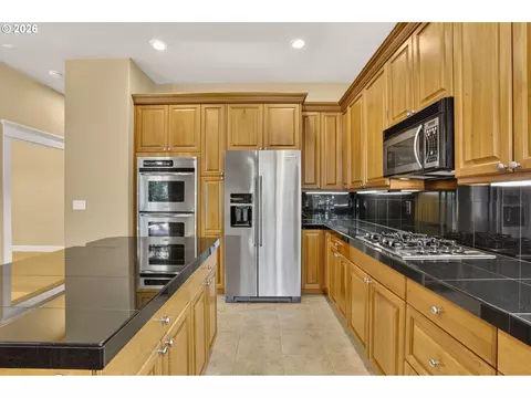 Kitchen - 2427 SElliott Dr, Gresham, OR 97080 photo 3 of 6