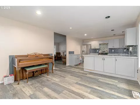 Kitchen - 36430 Dubarko Rd, Sandy, OR 97055 photo 7 of 7