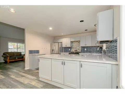 Kitchen - 36430 Dubarko Rd, Sandy, OR 97055 photo 2 of 7