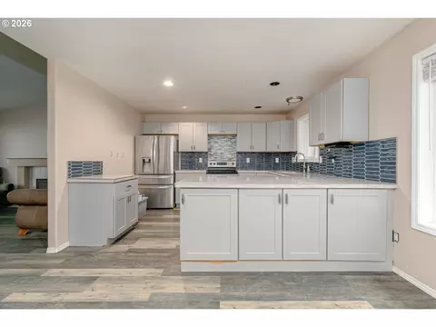 Kitchen - 36430 Dubarko Rd, Sandy, OR 97055 photo 6 of 7
