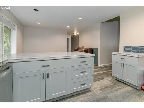 Kitchen - 36430 Dubarko Rd, Sandy, OR 97055 photo 4 of 7