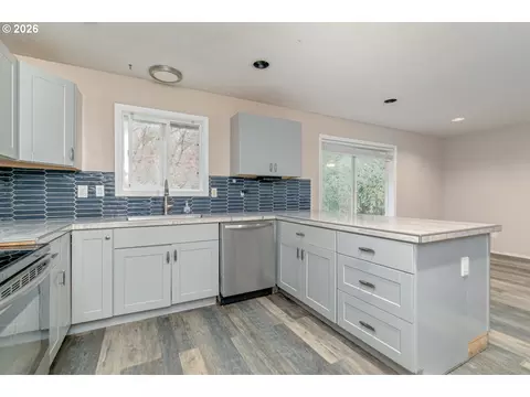 Kitchen - 36430 Dubarko Rd, Sandy, OR 97055 photo 5 of 7
