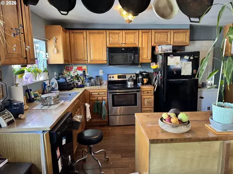 Kitchen - 680 1st Ave, Powers, OR 97466 photo 4 of 5