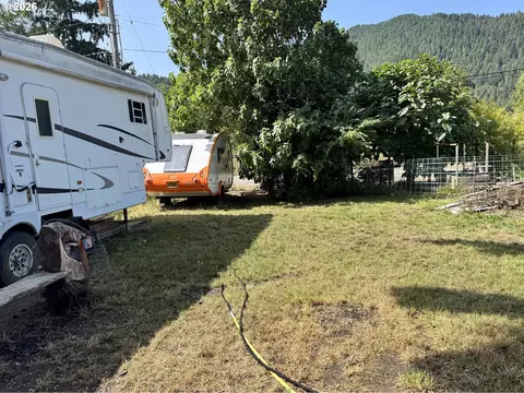Exterior - 680 1st Ave, Powers, OR 97466 photo 2 of 4