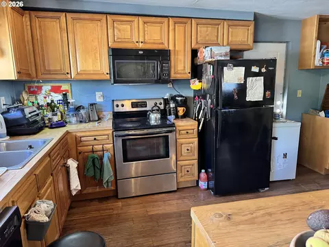 Kitchen - 680 1st Ave, Powers, OR 97466 photo 3 of 5