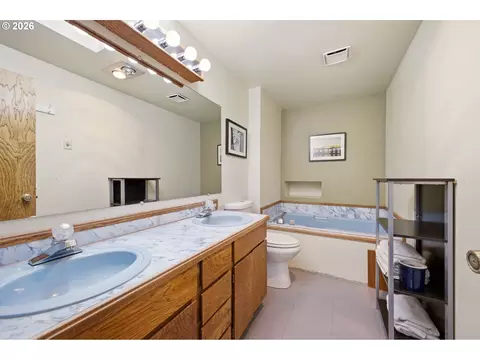 Bath - 1910 SW 3rd Dr, Gresham, OR 97080 photo 5 of 5