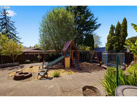Exterior - 1910 SW 3rd Dr, Gresham, OR 97080 photo 4 of 6