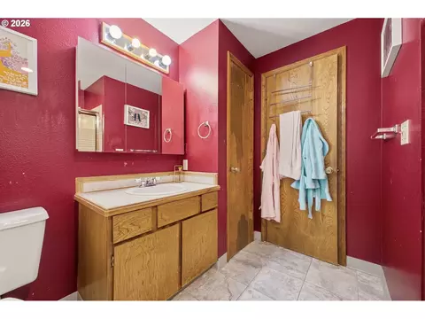 Bath - 1910 SW 3rd Dr, Gresham, OR 97080 photo 2 of 5