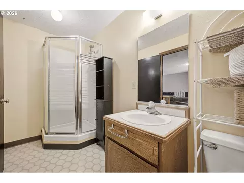Bath - 1910 SW 3rd Dr, Gresham, OR 97080 photo 3 of 5