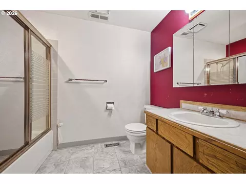Bath - 1910 SW 3rd Dr, Gresham, OR 97080 photo 1 of 5