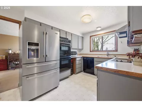 Kitchen - 1910 SW 3rd Dr, Gresham, OR 97080 photo 1 of 3