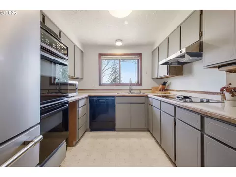 Kitchen - 1910 SW 3rd Dr, Gresham, OR 97080 photo 2 of 3