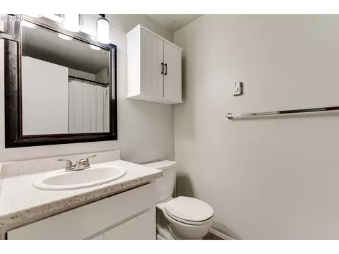 Bath - 2337 Willona Park, Eugene, OR 97408 photo 1 of 4