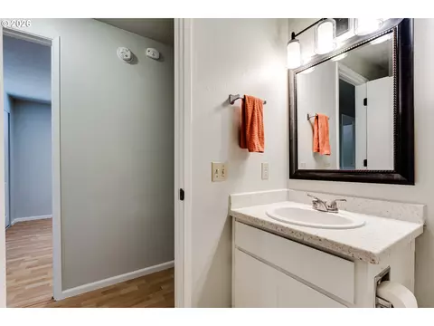 Bath - 2337 Willona Park, Eugene, OR 97408 photo 2 of 4