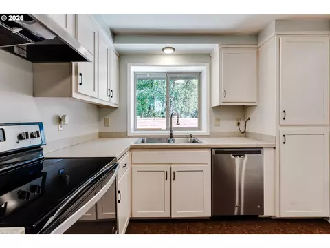 Kitchen - 2337 Willona Park, Eugene, OR 97408 photo 4 of 4