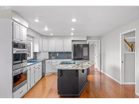 Kitchen - 2607 SW Pleasant View Dr, Gresham, OR 97080 photo 2 of 4