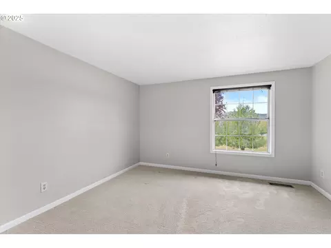 Bedroom - 2607 SW Pleasant View Dr, Gresham, OR 97080 photo 2 of 6