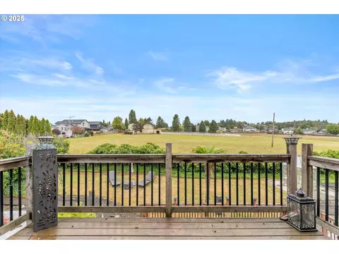 Exterior - 2607 SW Pleasant View Dr, Gresham, OR 97080 photo 6 of 16