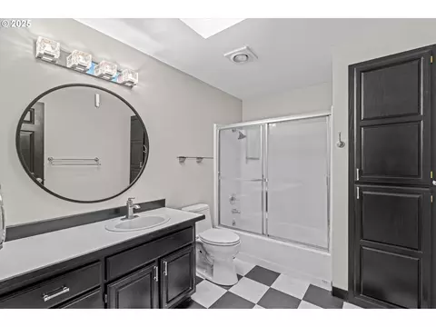 Bath - 2607 SW Pleasant View Dr, Gresham, OR 97080 photo 4 of 4