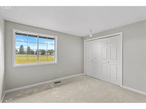 Bedroom - 2607 SW Pleasant View Dr, Gresham, OR 97080 photo 6 of 6