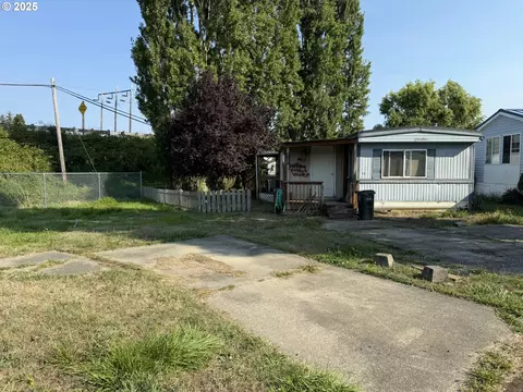 1000 N 8th St #27, Reedsport, OR 97467