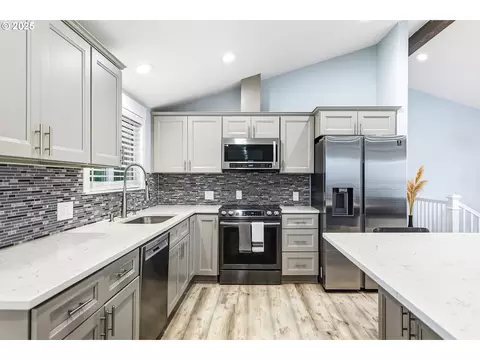 Kitchen - 29201 SE Hillyard Dr, Boring, OR 97009 photo 2 of 4
