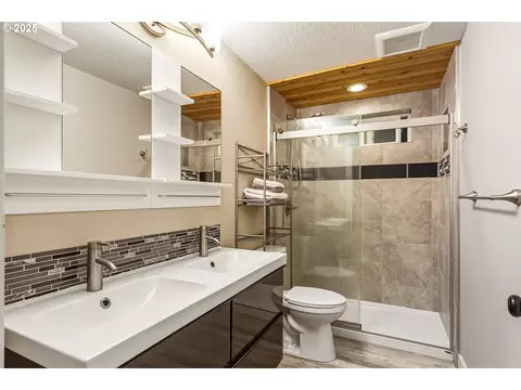 Bath - 29201 SE Hillyard Dr, Boring, OR 97009 photo 2 of 3