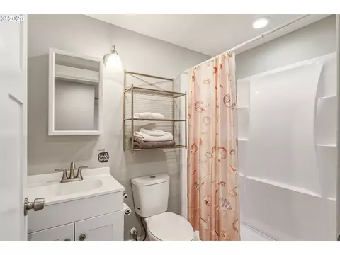Bath - 29201 SE Hillyard Dr, Boring, OR 97009 photo 3 of 3