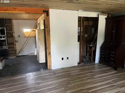 Living - 44786 Mission Rd, Pendleton, OR 97801 photo 2 of 4