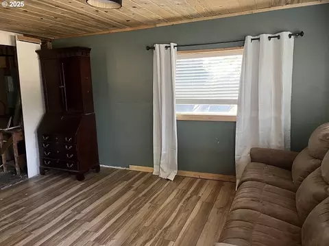Living - 44786 Mission Rd, Pendleton, OR 97801 photo 3 of 4