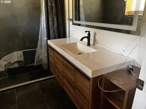 Bath - 44786 Mission Rd, Pendleton, OR 97801 photo 2 of 4