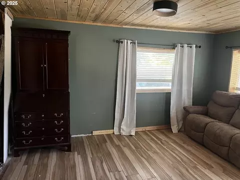 Living - 44786 Mission Rd, Pendleton, OR 97801 photo 1 of 4