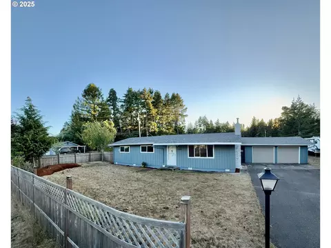 1005 N 8th St, Lakeside, OR 97449