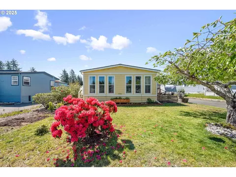 2935 Leaf Ter, Coos Bay, OR 97420