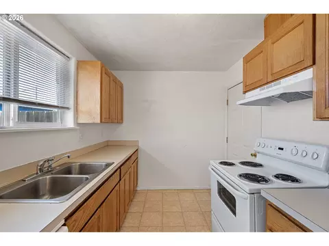 Kitchen - 4256 Daisy St, Springfield, OR 97477 photo 3 of 4