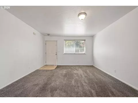 Living - 4256 Daisy St, Springfield, OR 97477 photo 2 of 5