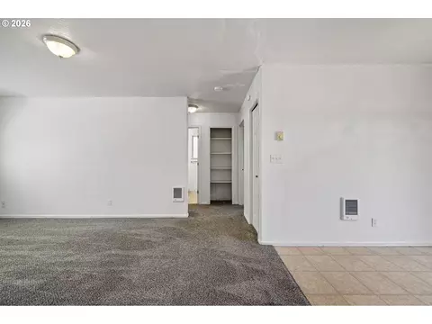 Living - 4256 Daisy St, Springfield, OR 97477 photo 5 of 5