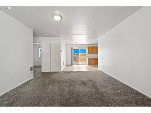 Living - 4256 Daisy St, Springfield, OR 97477 photo 3 of 5