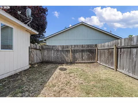 Exterior - 4256 Daisy St, Springfield, OR 97477 photo 6 of 7