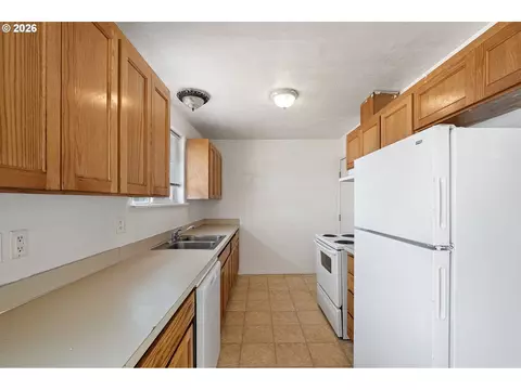 Kitchen - 4256 Daisy St, Springfield, OR 97477 photo 2 of 4