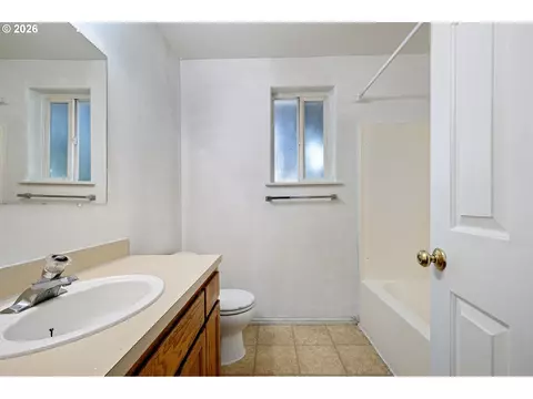 Bath - 4256 Daisy St, Springfield, OR 97477 photo 2 of 2
